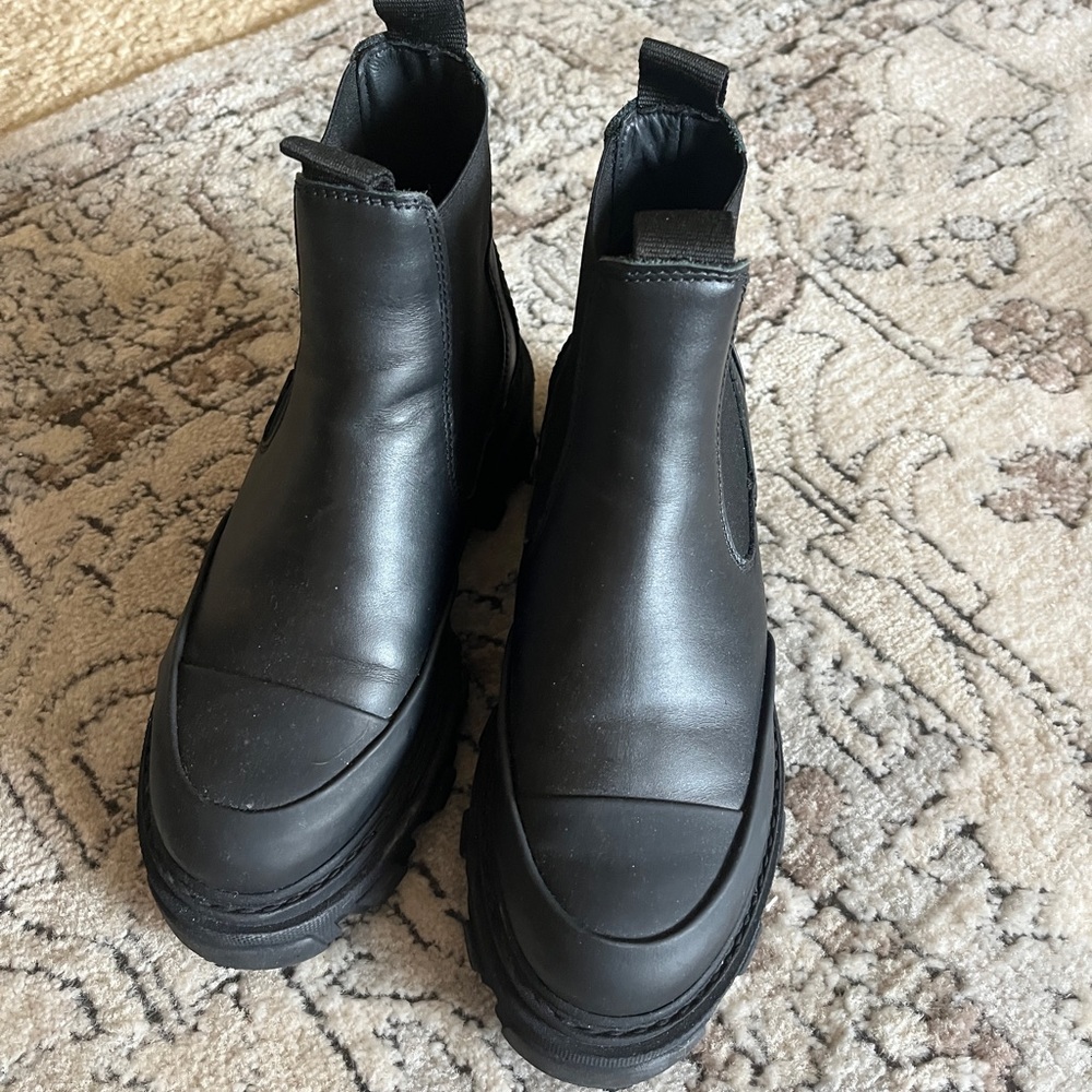 Ganni Low Chelsea Boots sz 38eu/ 8 USA